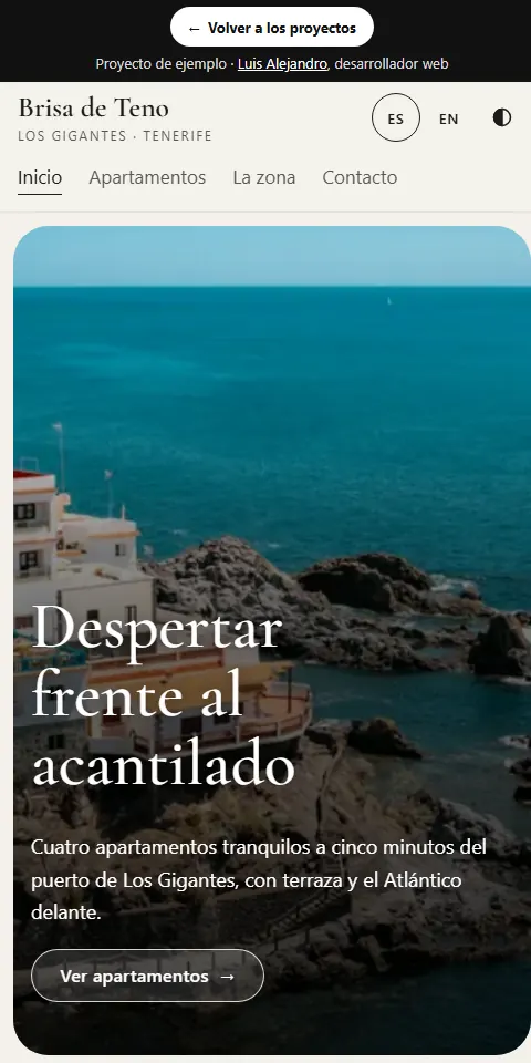 Portada de la web de Brisa de Teno en un móvil: foto del mar junto al acantilado y el titular «Despertar frente al acantilado».