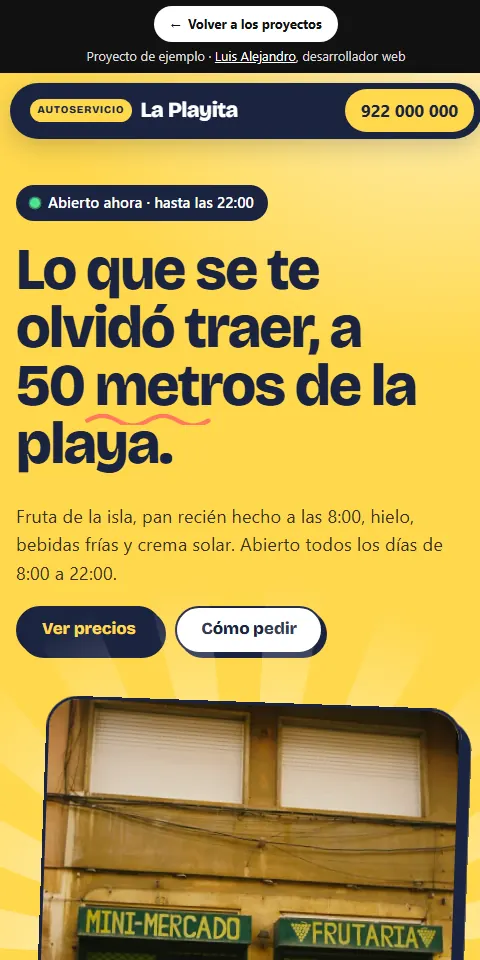 Portada de la web de La Playita en un móvil: fondo amarillo y el titular «Lo que se te olvidó traer, a 50 metros de la playa».